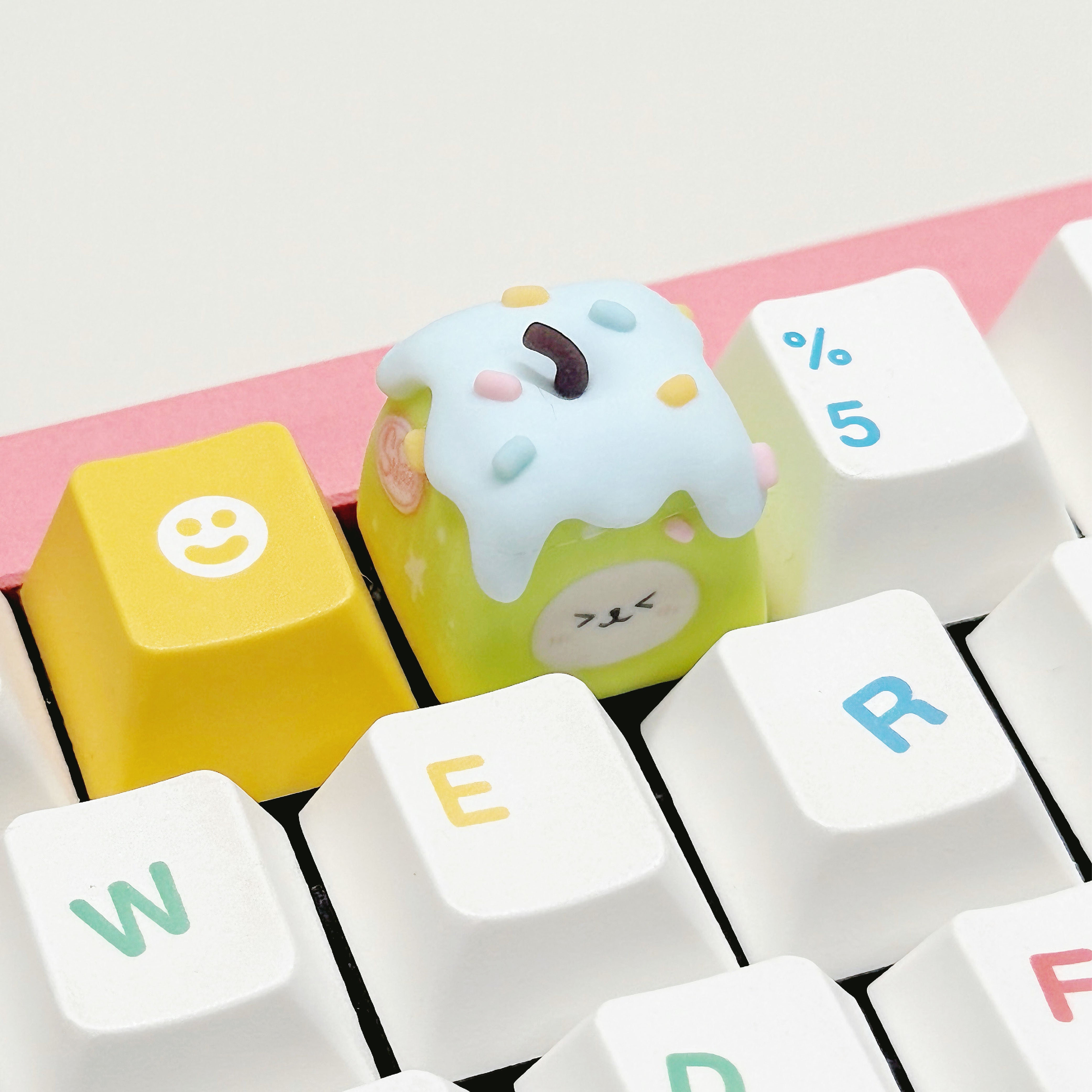 apple_green_cream_bear_keycap_on_keyboard_closeup