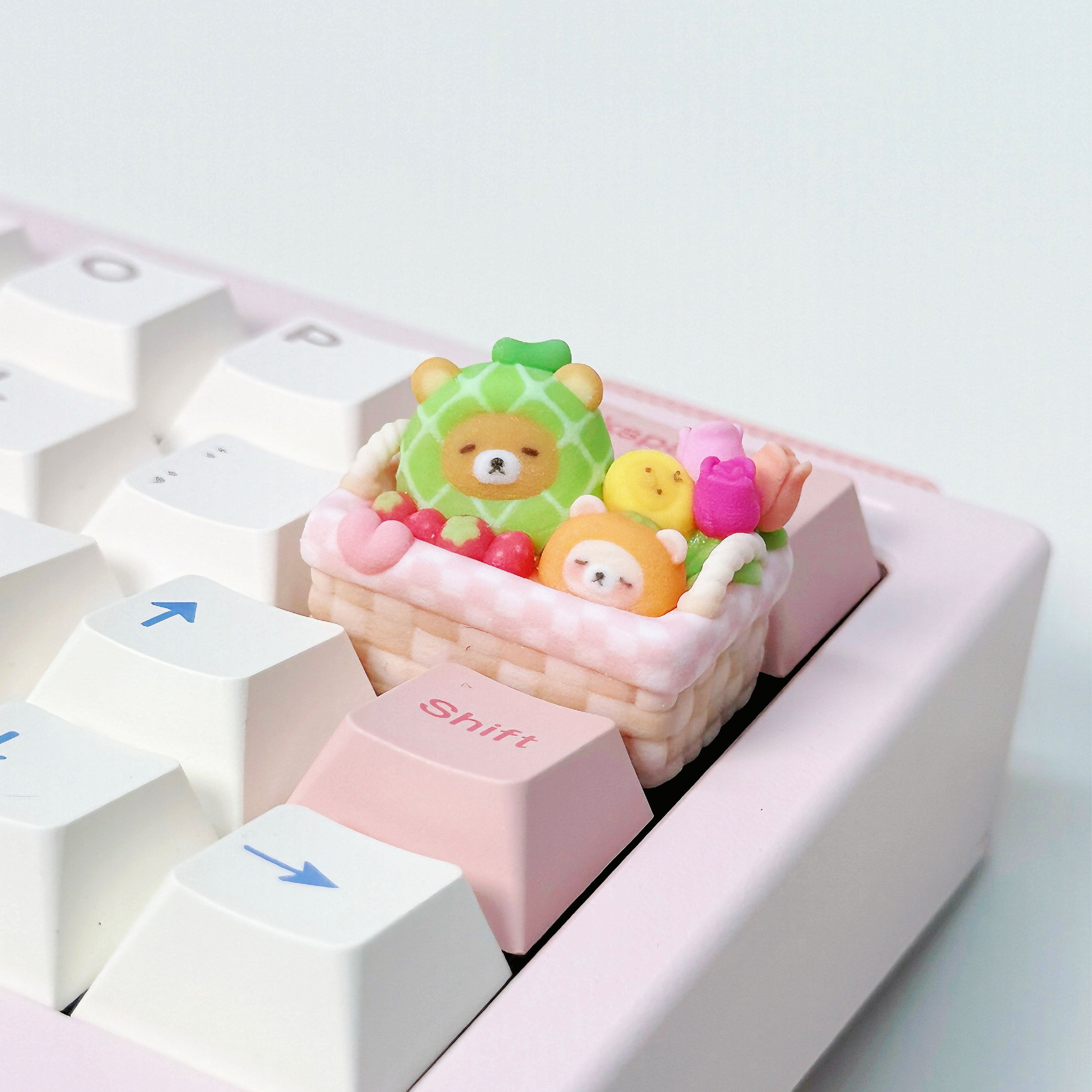 pink_picnic_fruit_basket_cream_bear_keycap_closeup