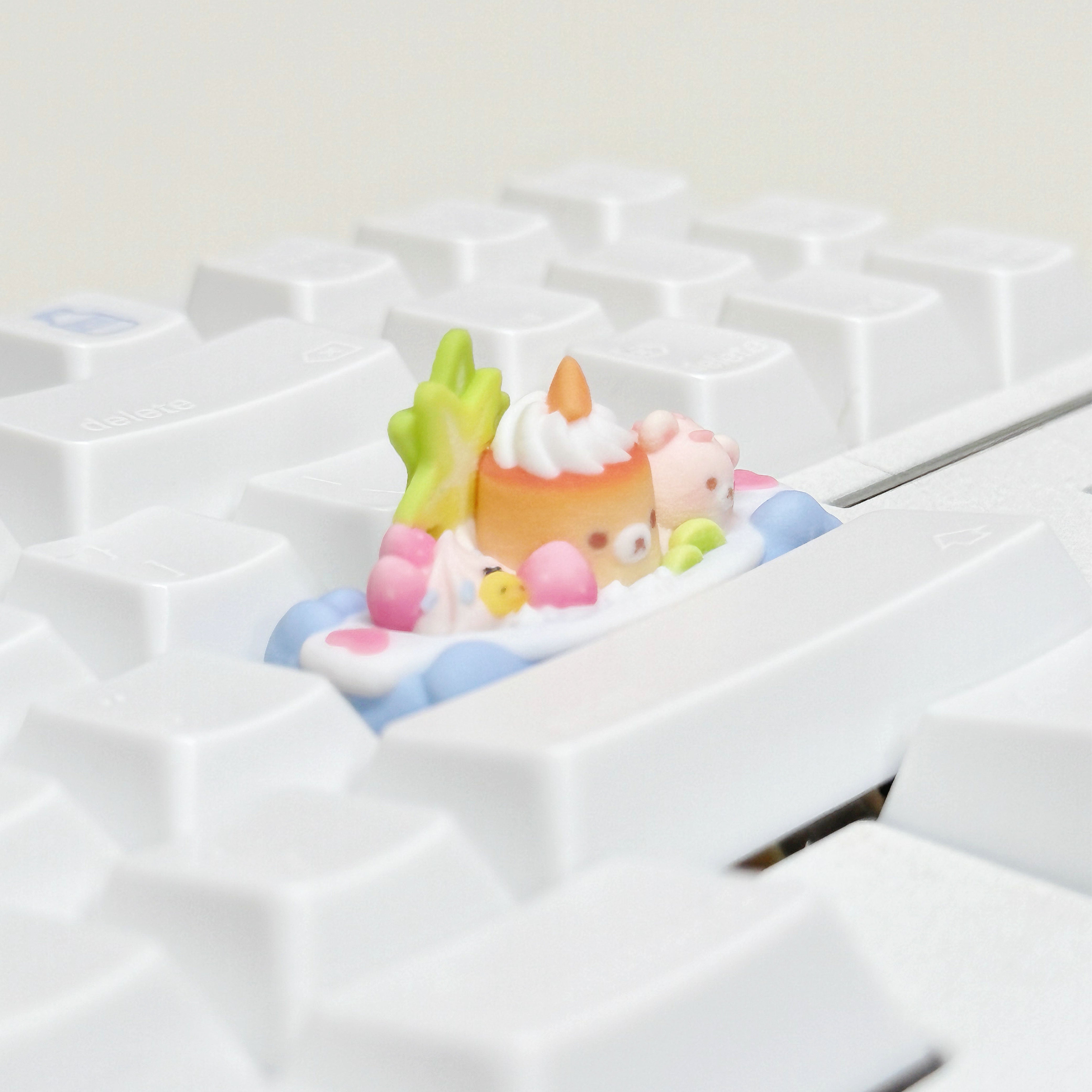 sea_salt_pudding_boat_cream_bear_keycap_on_keyboard_closeup