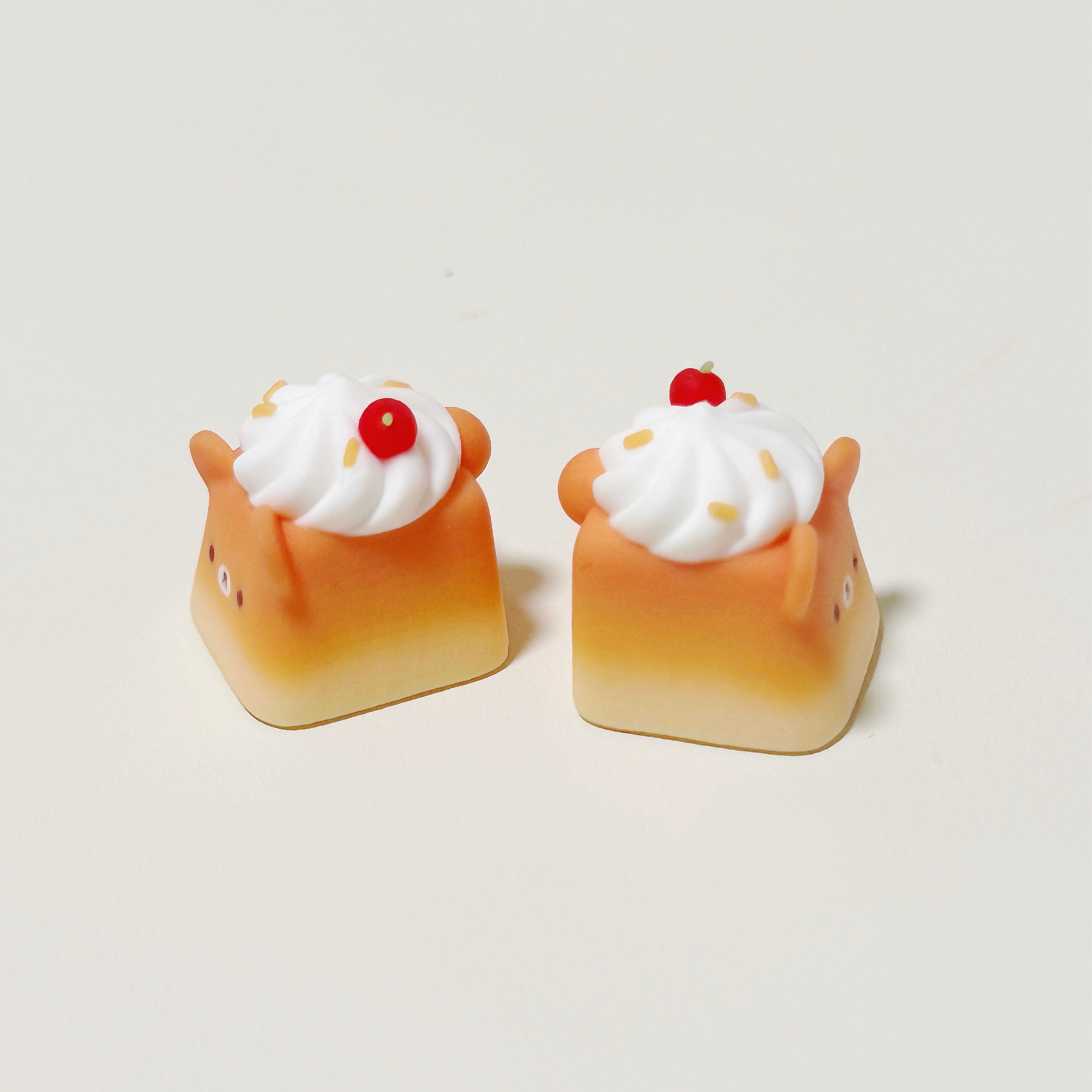 toast_cream_bear_keycap_side