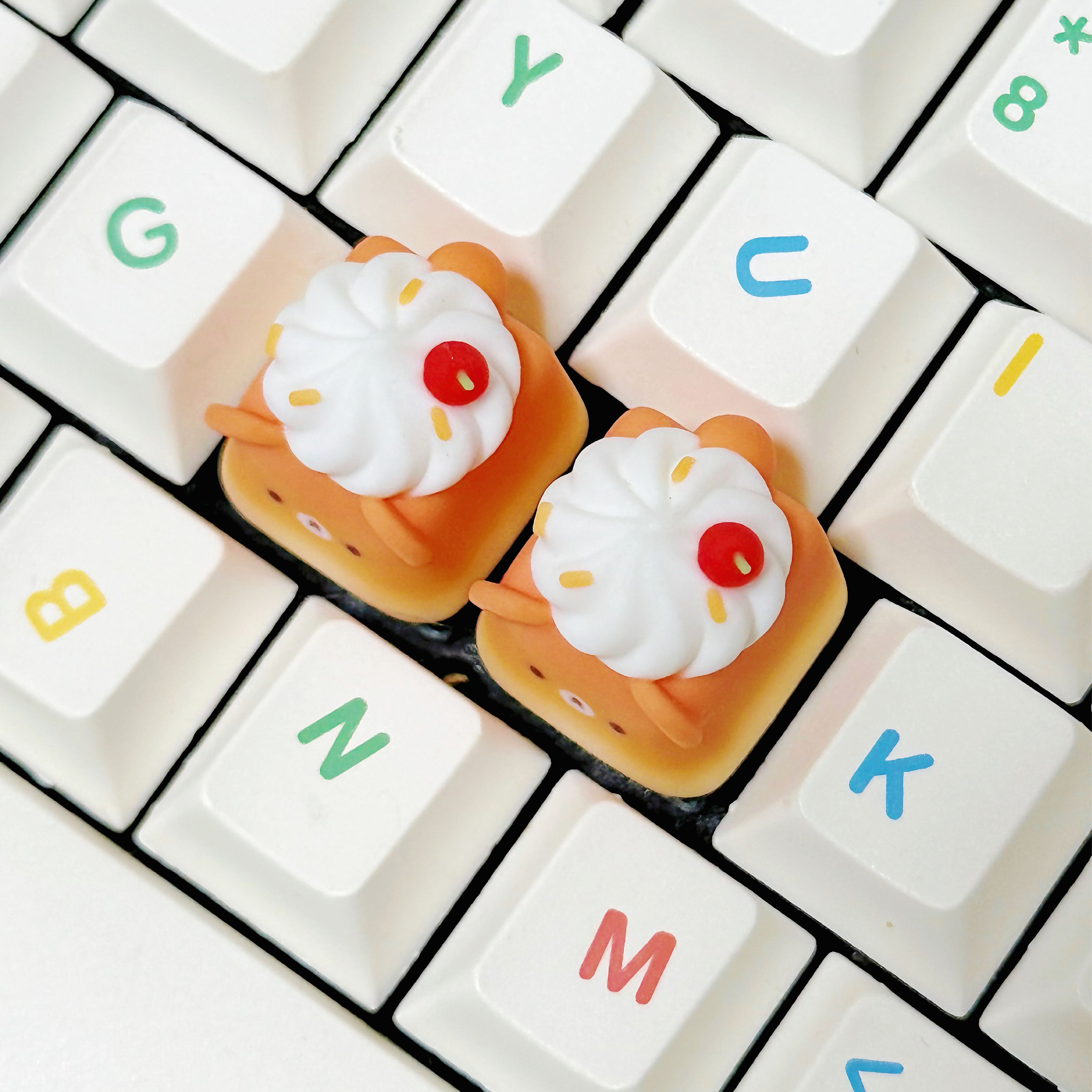 toast_ramune_cream_bear_keycap_on_keyboard_top