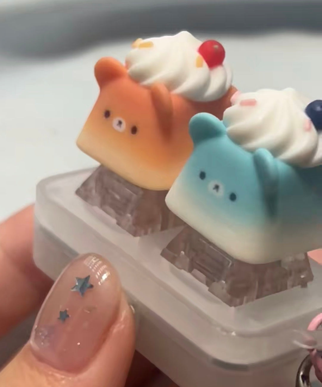 라무네 크림 베어 아티산 키캡 | 일본 여름 카와이 키캡 | MX 키보드 선물 on a real customer desk — photo 4