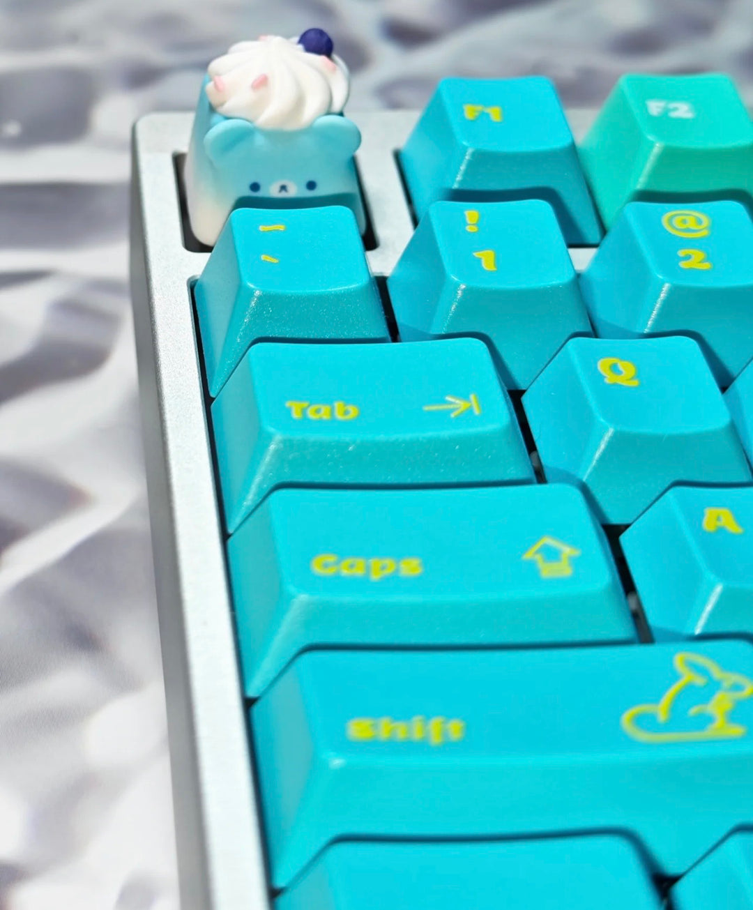라무네 크림 베어 아티산 키캡 | 일본 여름 카와이 키캡 | MX 키보드 선물 on a real customer desk — photo 5