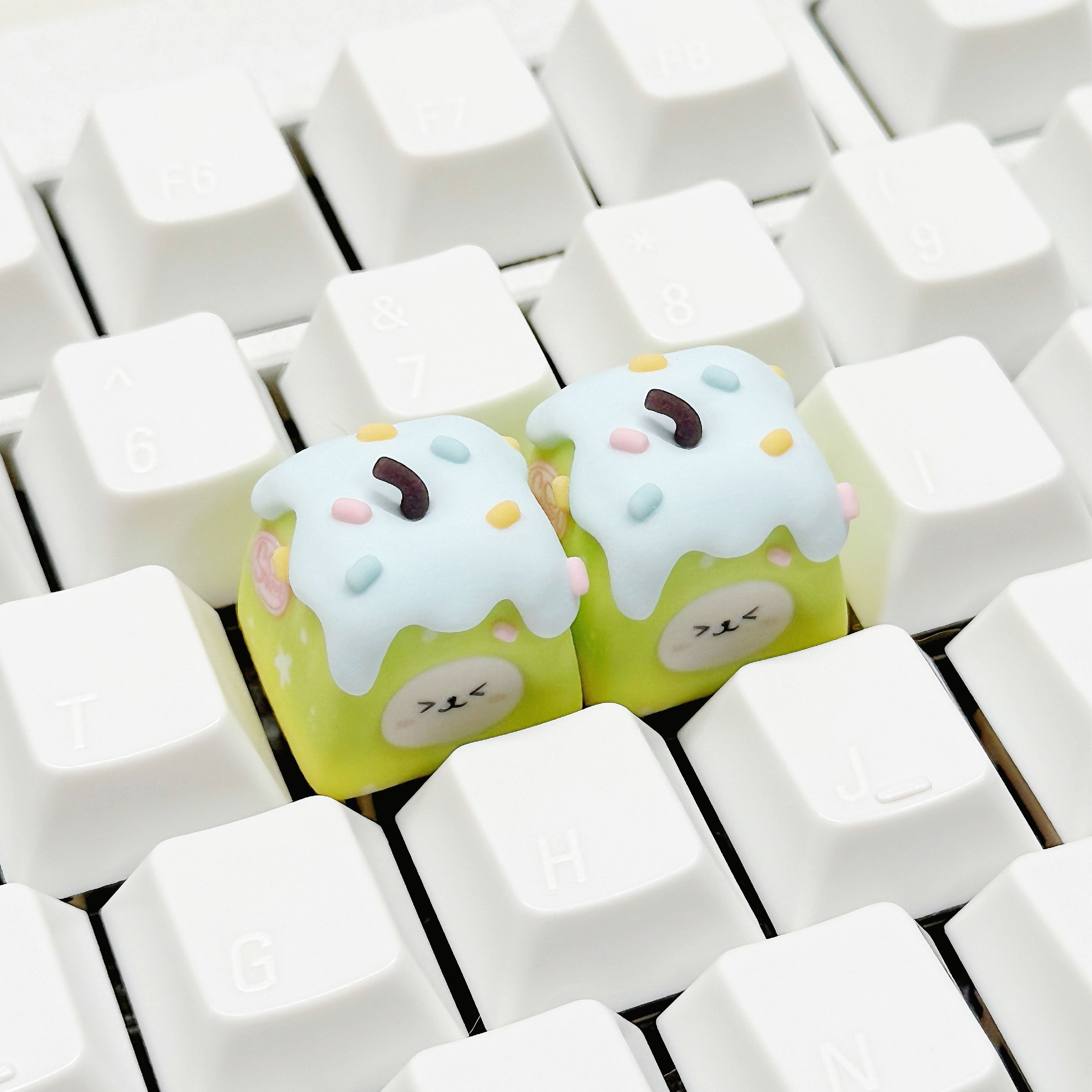 apple_green_cream_bear_keycap_on_keyboard