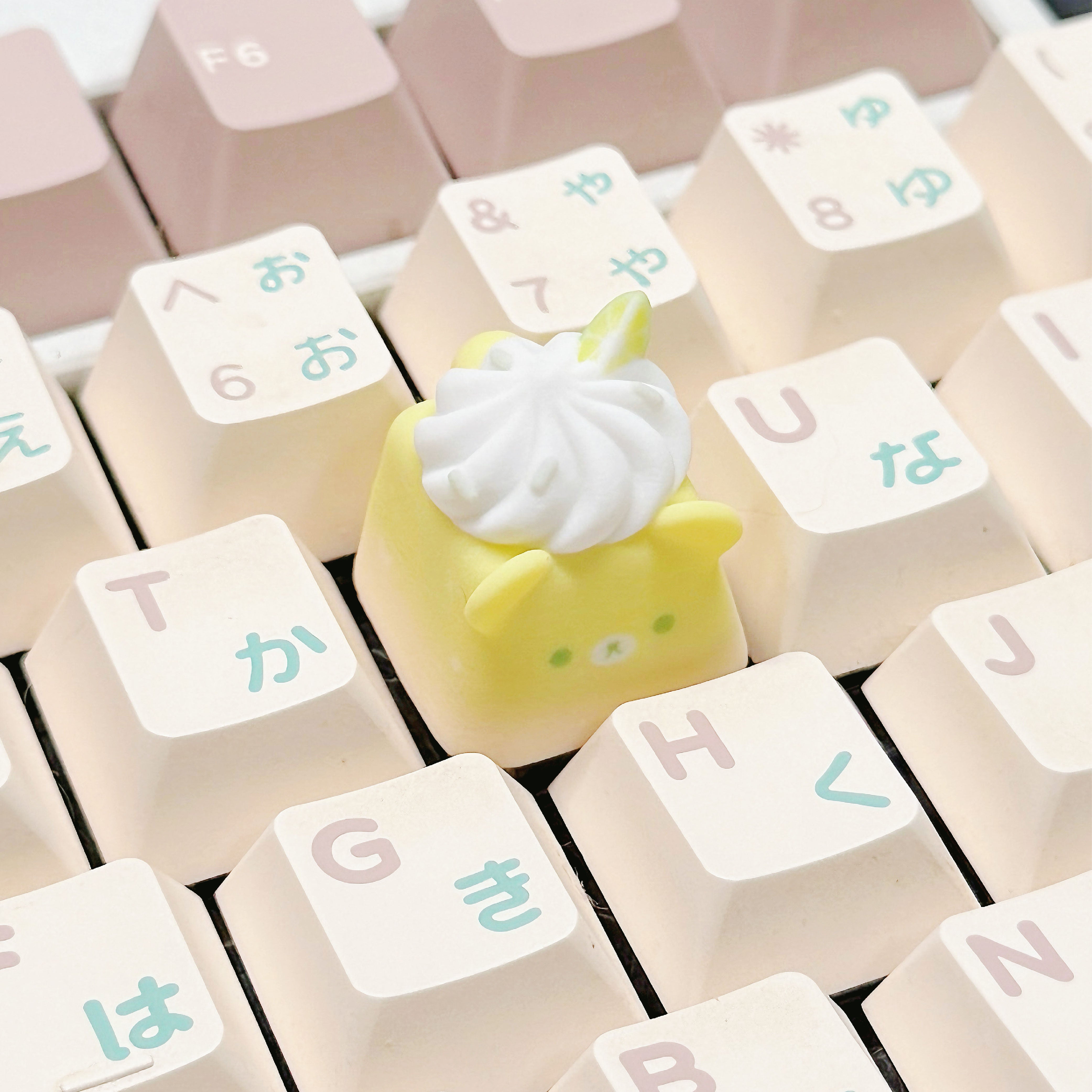 lemonade_cream_bear_keycap_on_keyboard_closeup