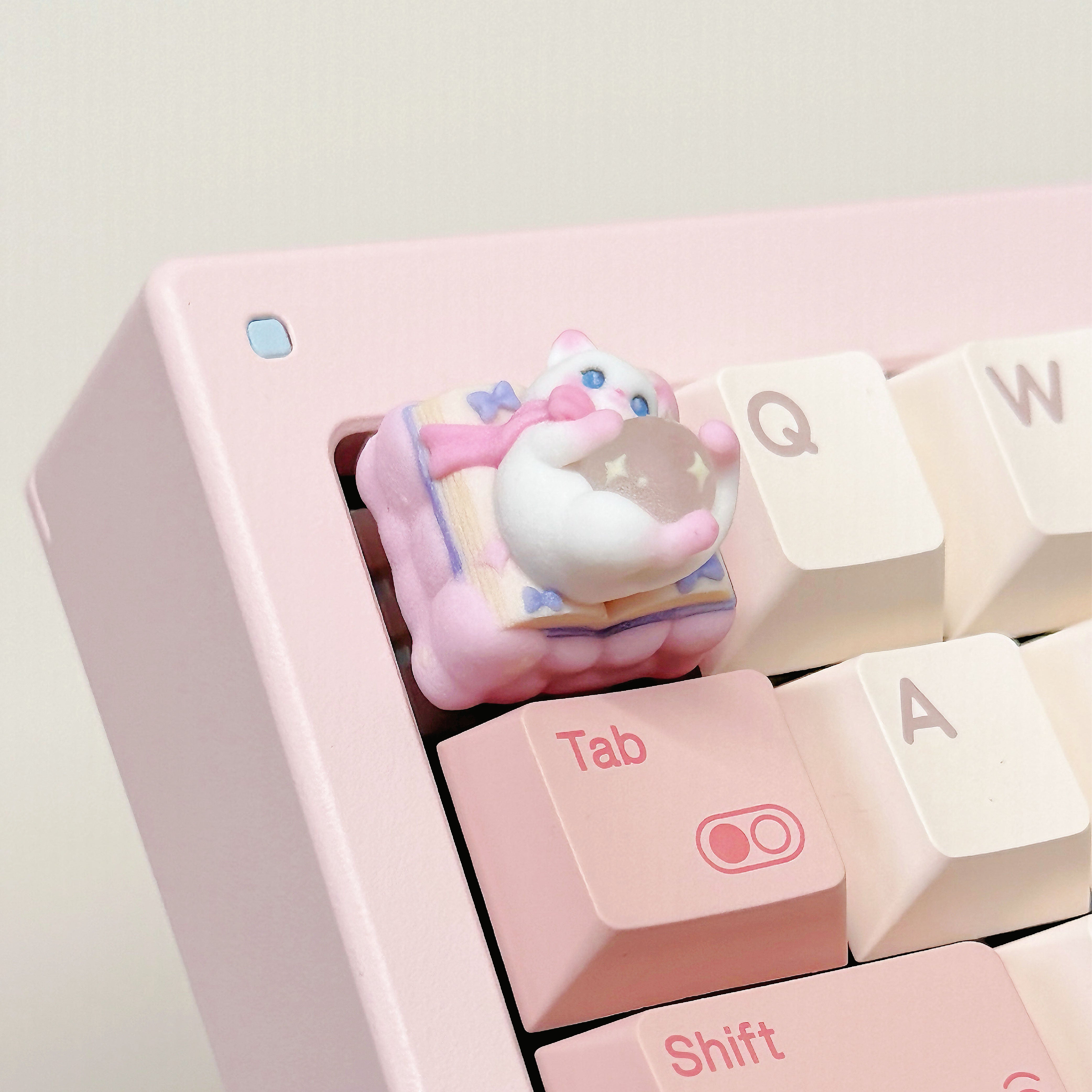 lumi_crystal_seer_magic_cat_keycap_on_keyboard