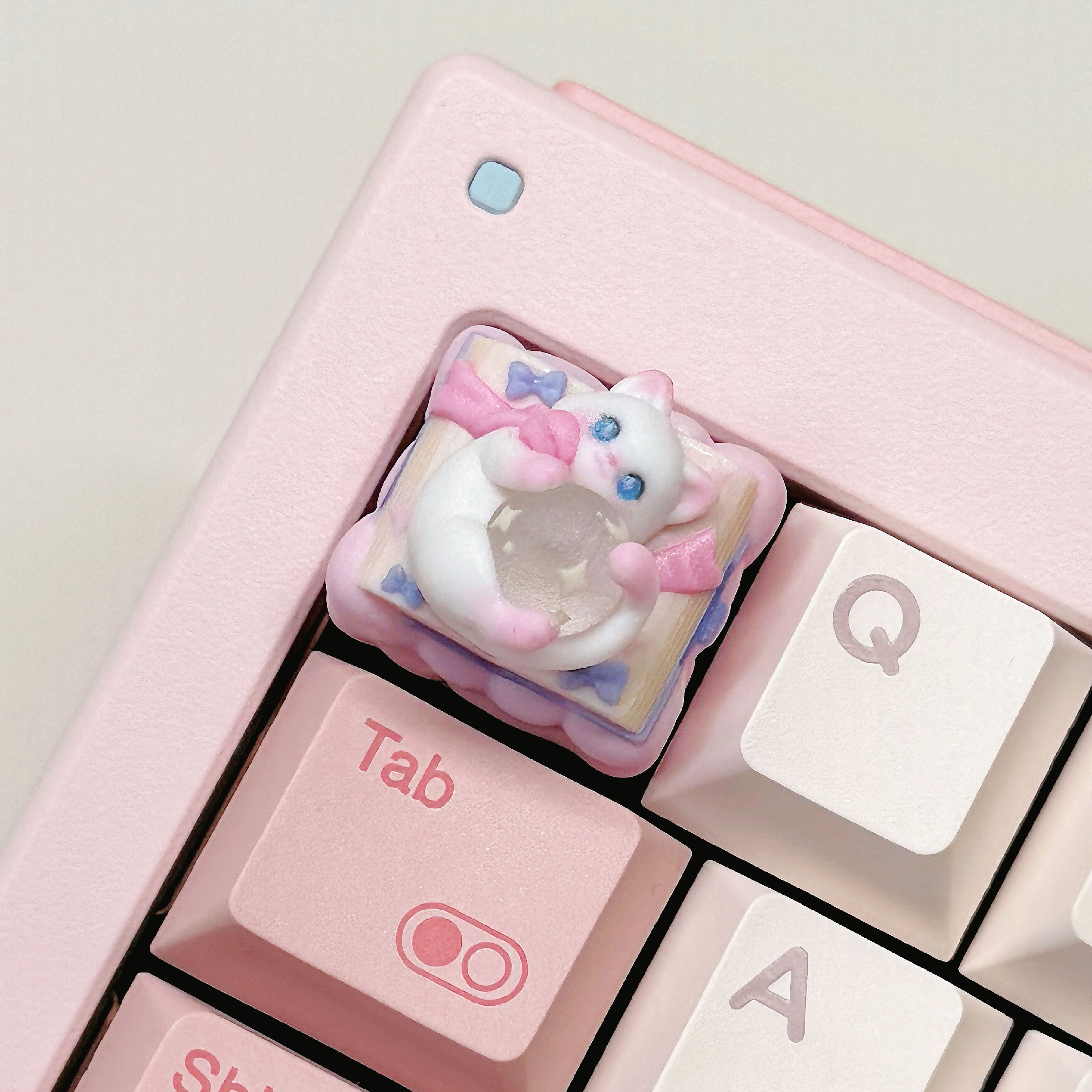 lumi_crystal_seer_magic_cat_keycap_on_keyboard_closeup