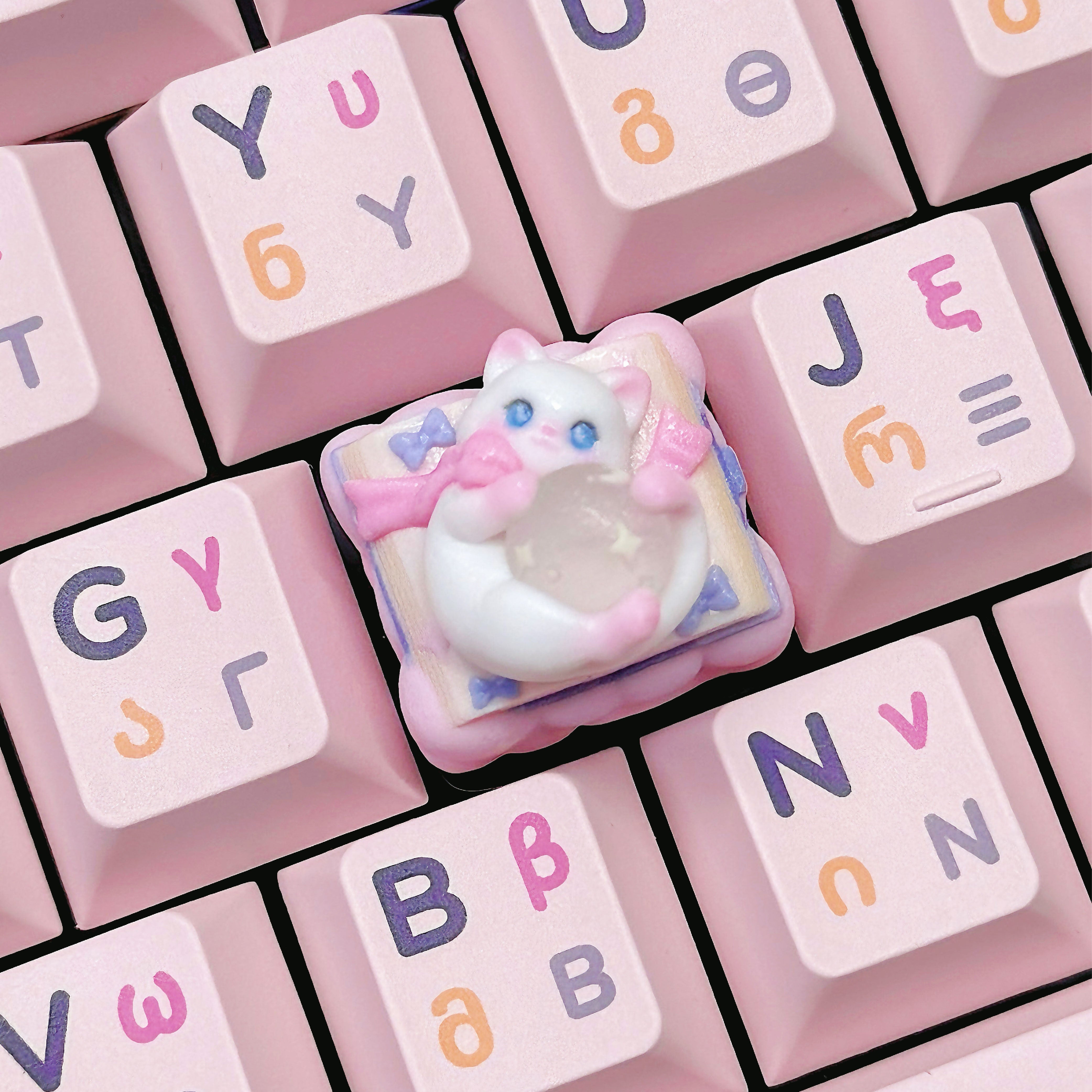 lumi_crystal_seer_magic_cat_keycap_on_keyboard_top