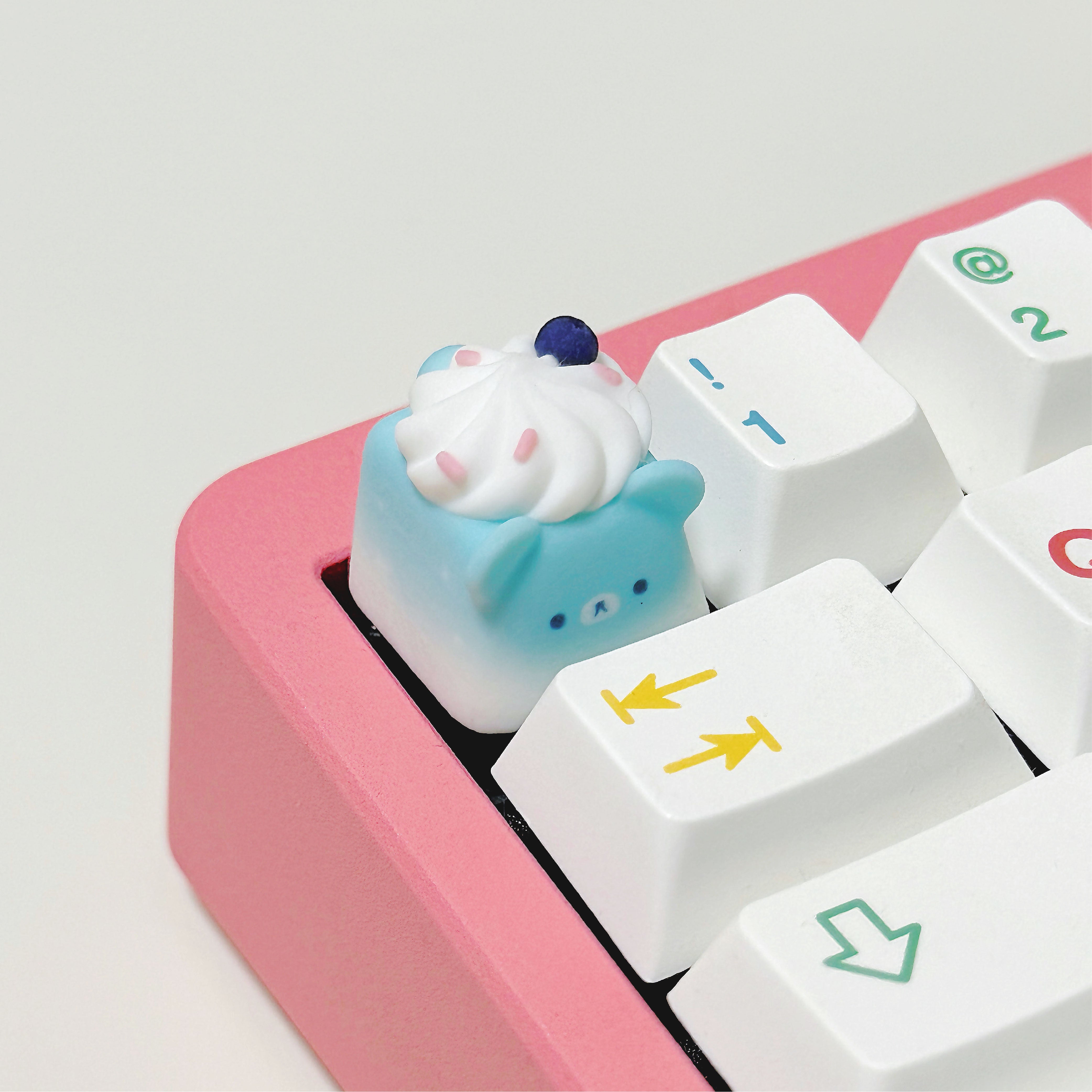 ramune_cream_bear_keycap_on_keyboard