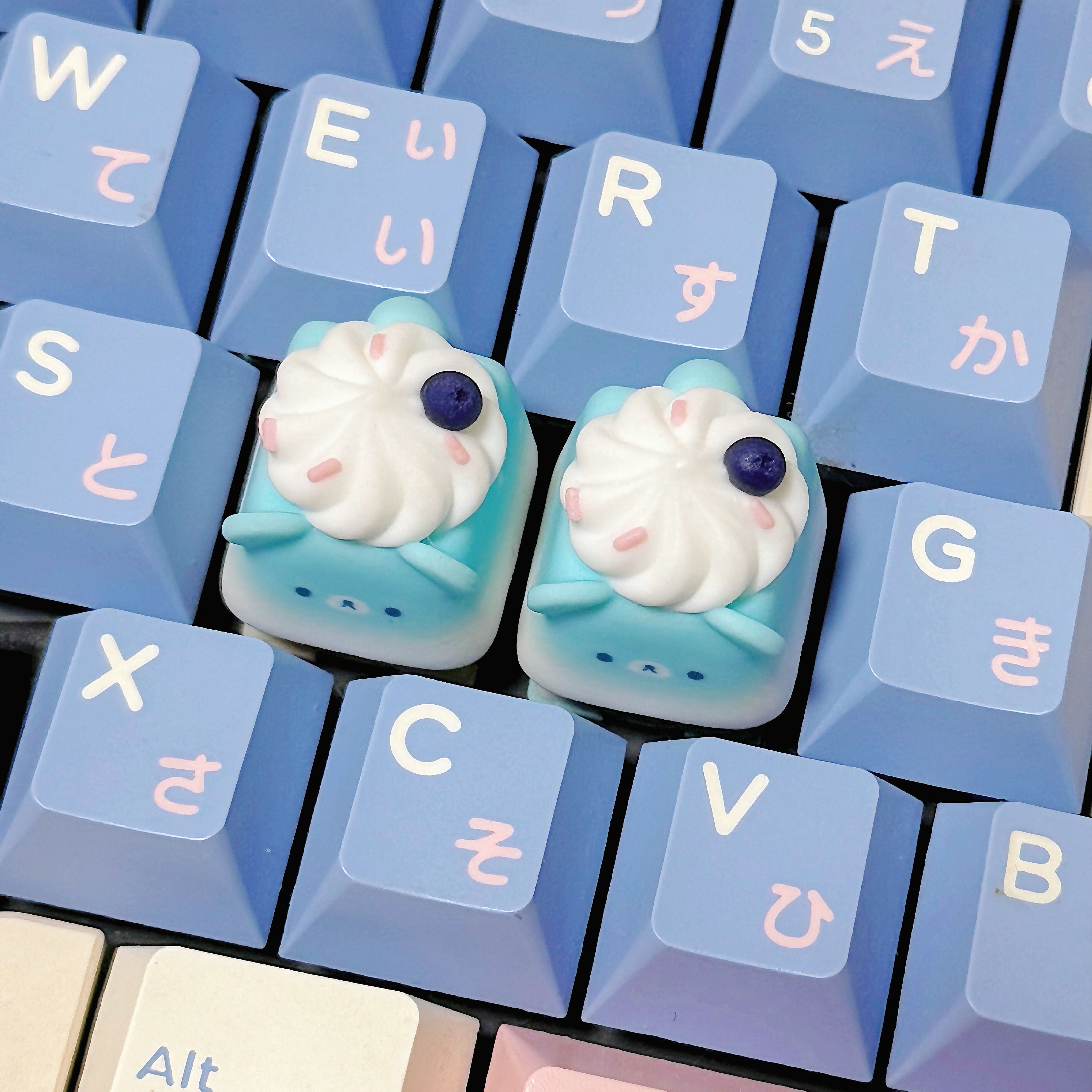 ramune_cream_bear_keycap_on_keyboard_top